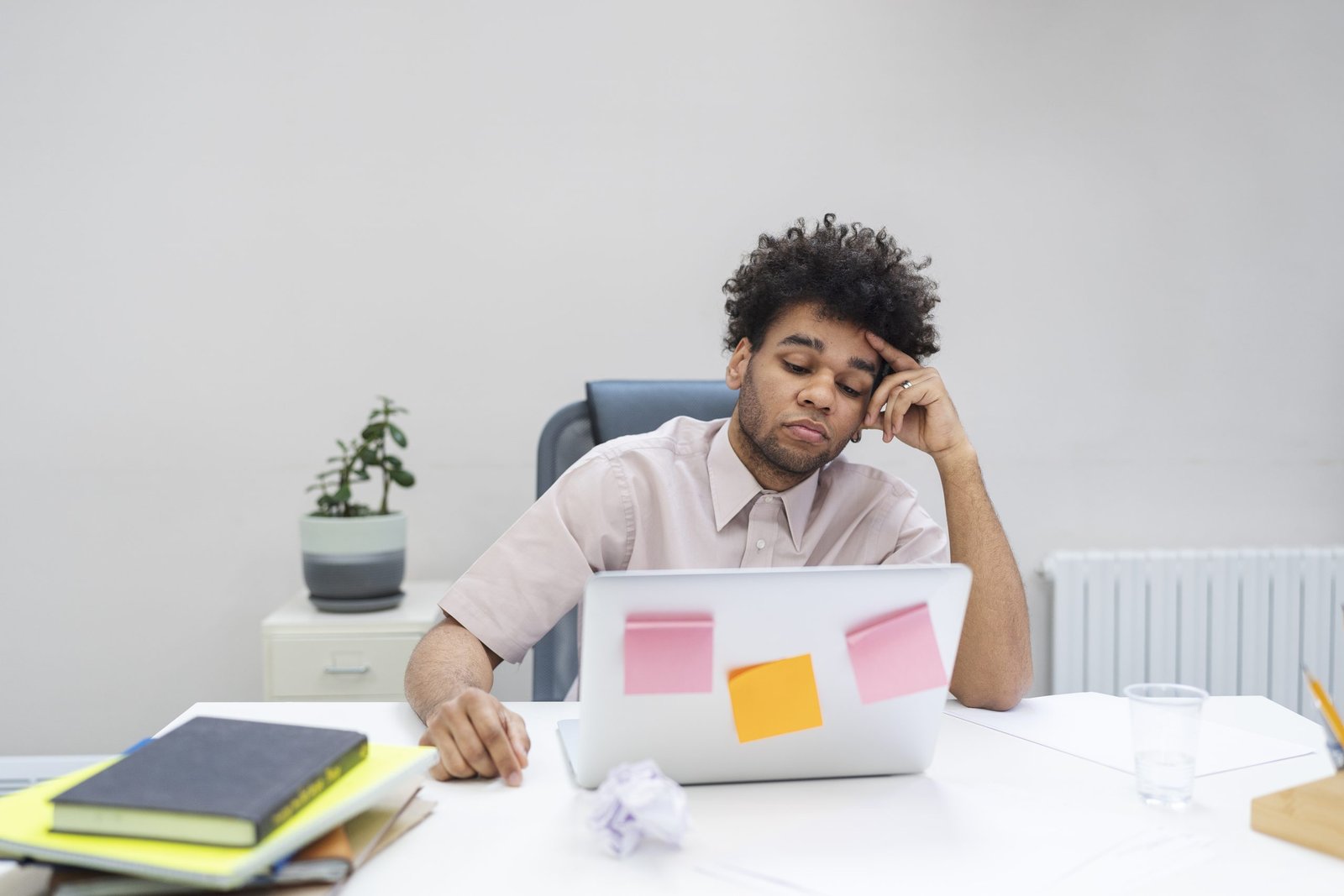 Alltagsrealität mit ADHS: Ein erschöpfter Mann kämpft mit Konzentration und Struktur am Arbeitsplatz.