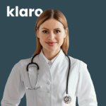 Porträt von Dr. Almedina Berisha, Ärztin im Team von klaro-adhs.ch. Sie unterstützt Patientinnen und Patienten bei der Diagnostik und Therapie von ADHS in der Schweiz. Das Bild zeigt sie im weissen Arztkittel mit Stethoskop vor einem klaro-Hintergrund.