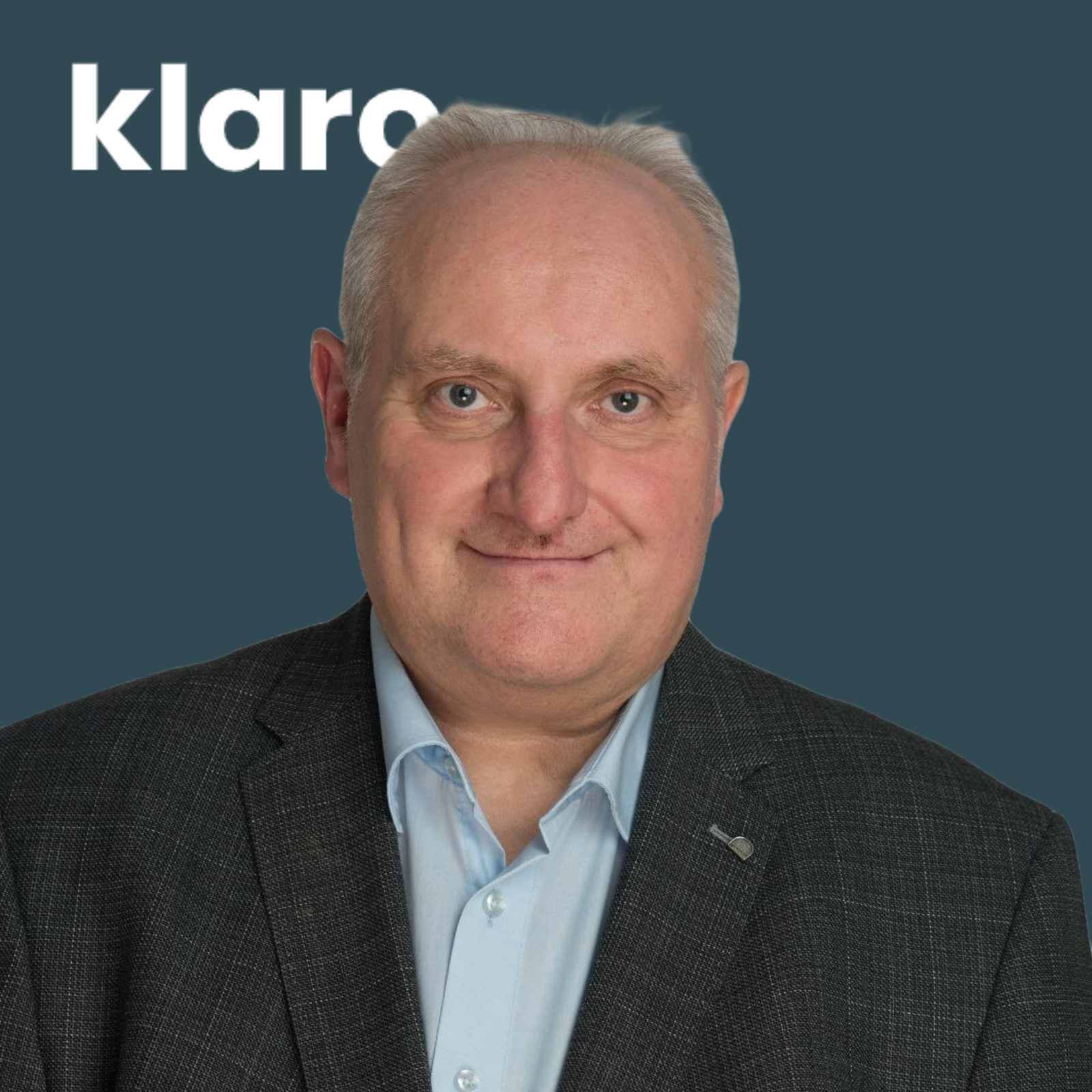 Porträt von Dr. med. Jens Westphal, Praktischer Arzt FMH und medizinischer Reviewer bei klaro-adhs.ch. Er begleitet Patientinnen und Patienten in der Schweiz bei der Abklärung und Behandlung von ADHS. Das Bild zeigt ihn vor einem klaro-Hintergrund als Teil des ärztlichen Teams für ADHS Schweiz.