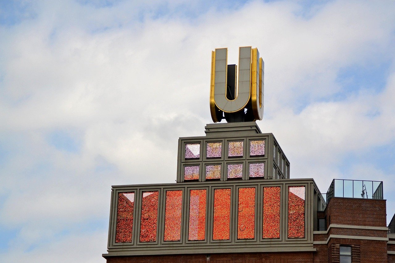 Foto des Dortmunder U: Der grosse Buchstabe U auf dem Gebäude der Unions-Brauerei.
