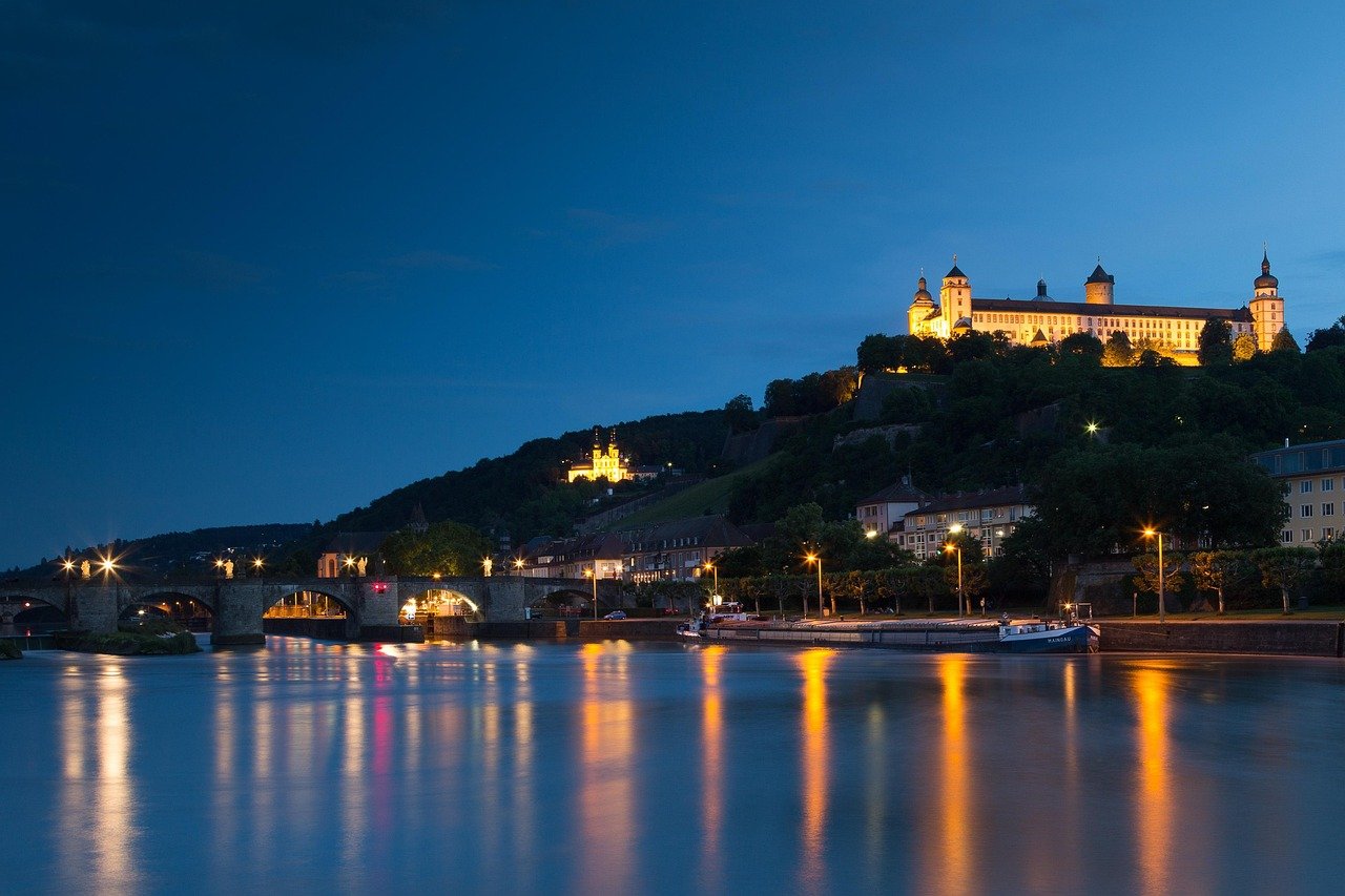 Blick über den Main auf die Marienburg von Würzburg.